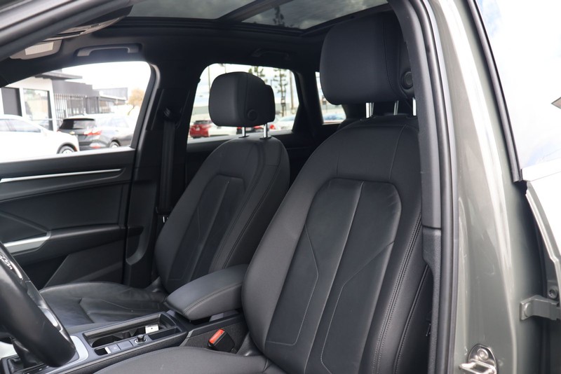 Audi Q3 Vehicle Full-screen Gallery Image 17