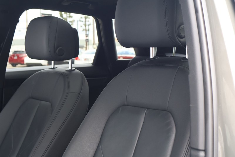 Audi Q3 Vehicle Full-screen Gallery Image 18