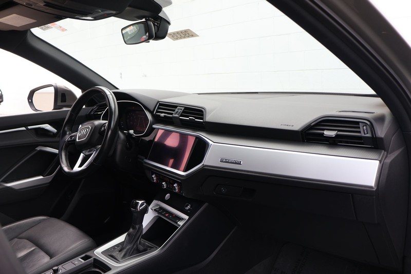 Audi Q3 Vehicle Full-screen Gallery Image 19