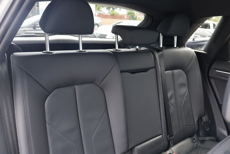 Audi Q3 Vehicle Full-screen Gallery Image 21