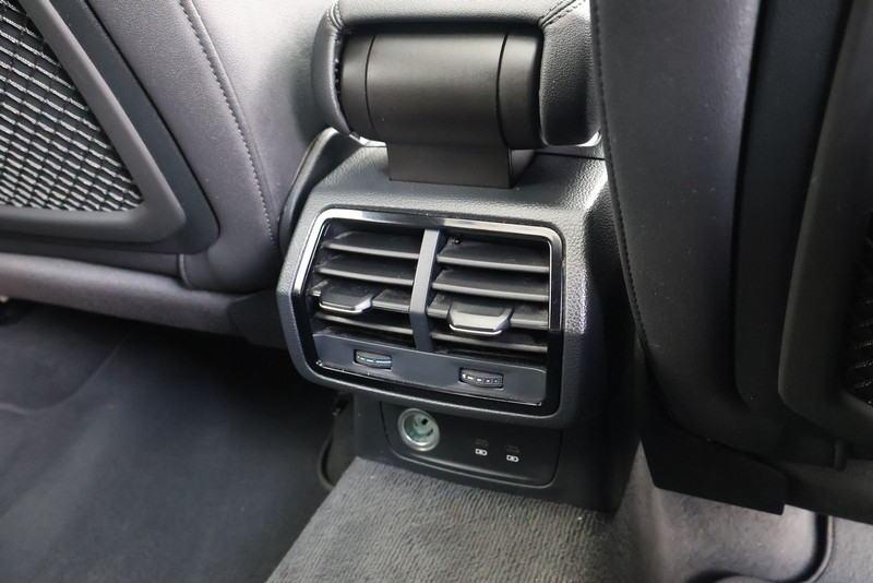 Audi Q3 Vehicle Full-screen Gallery Image 22