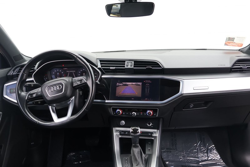 Audi Q3 Vehicle Full-screen Gallery Image 23