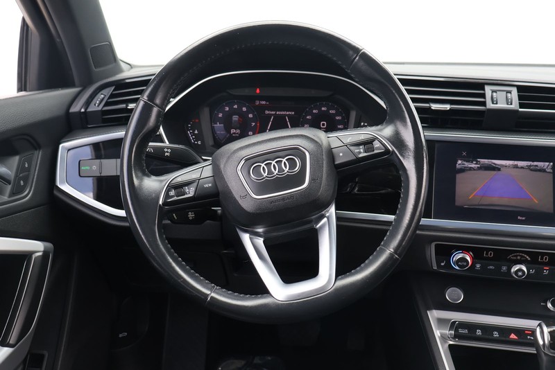 Audi Q3 Vehicle Full-screen Gallery Image 25