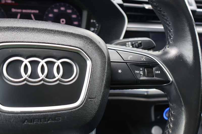 Audi Q3 Vehicle Full-screen Gallery Image 27