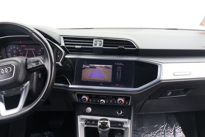 Audi Q3 Vehicle Full-screen Gallery Image 28
