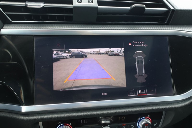 Audi Q3 Vehicle Full-screen Gallery Image 29
