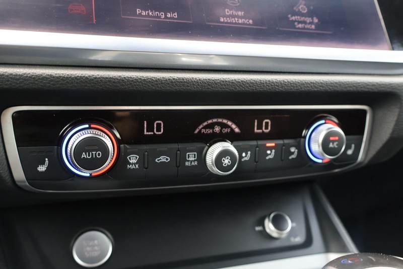 Audi Q3 Vehicle Full-screen Gallery Image 31