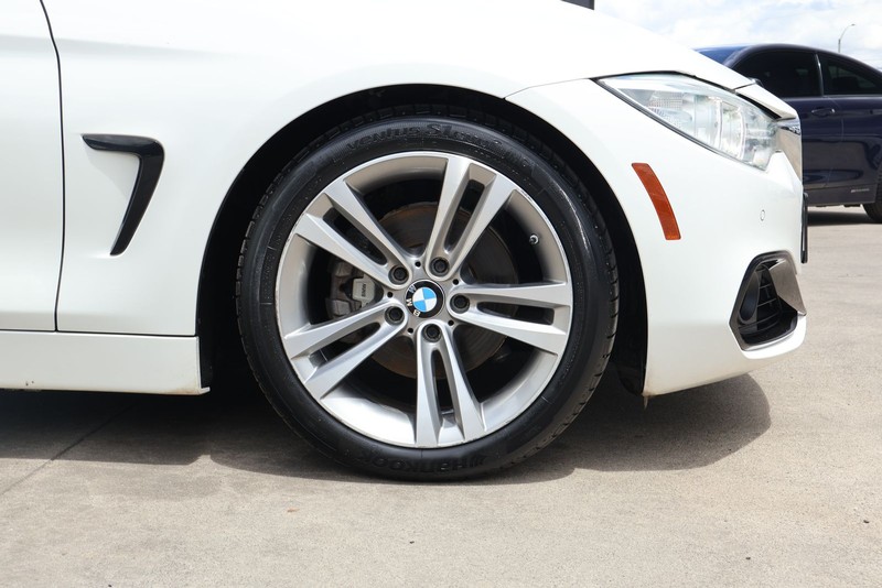 BMW 428i Vehicle Full-screen Gallery Image 13