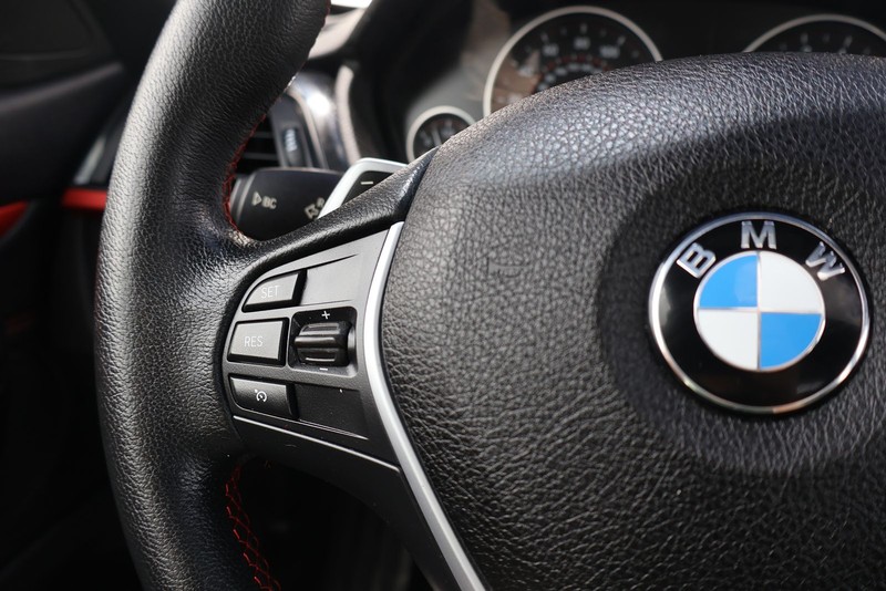 BMW 428i Vehicle Full-screen Gallery Image 24
