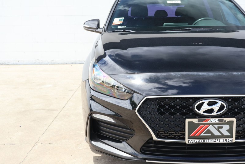 Hyundai Elantra GT Vehicle Full-screen Gallery Image 03