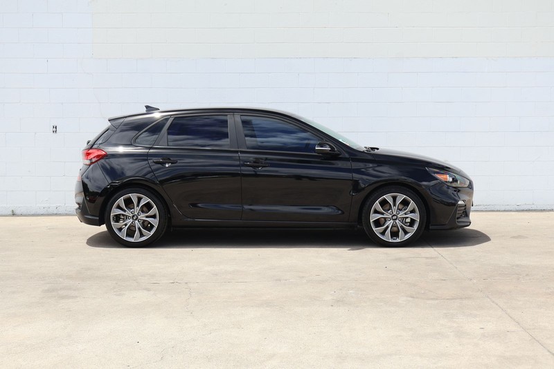 Hyundai Elantra GT Vehicle Full-screen Gallery Image 04