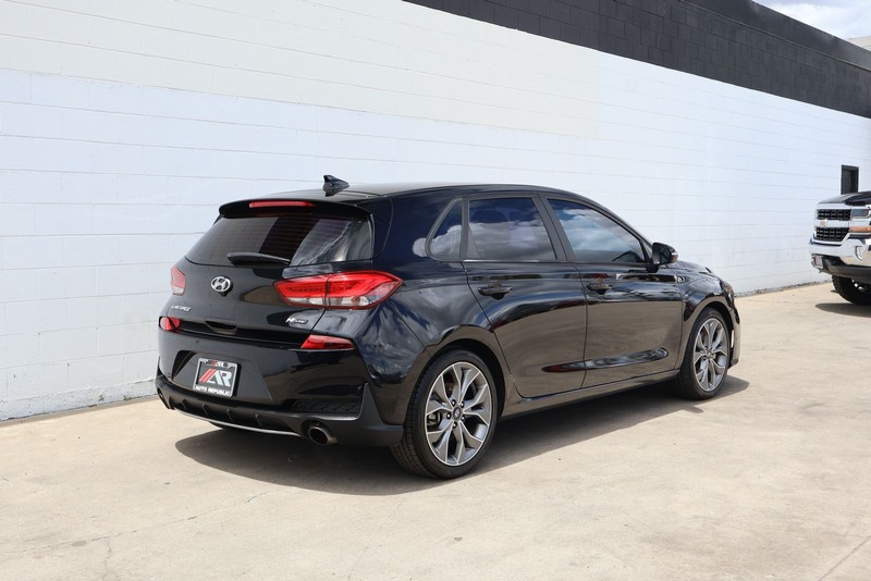 Hyundai Elantra GT Vehicle Full-screen Gallery Image 05