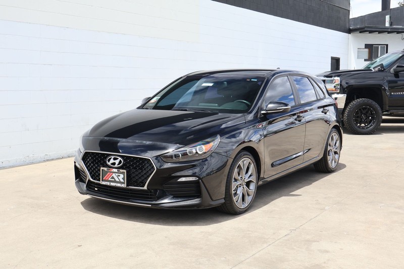Hyundai Elantra GT Vehicle Full-screen Gallery Image 11