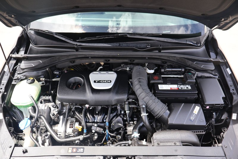 Hyundai Elantra GT Vehicle Full-screen Gallery Image 12