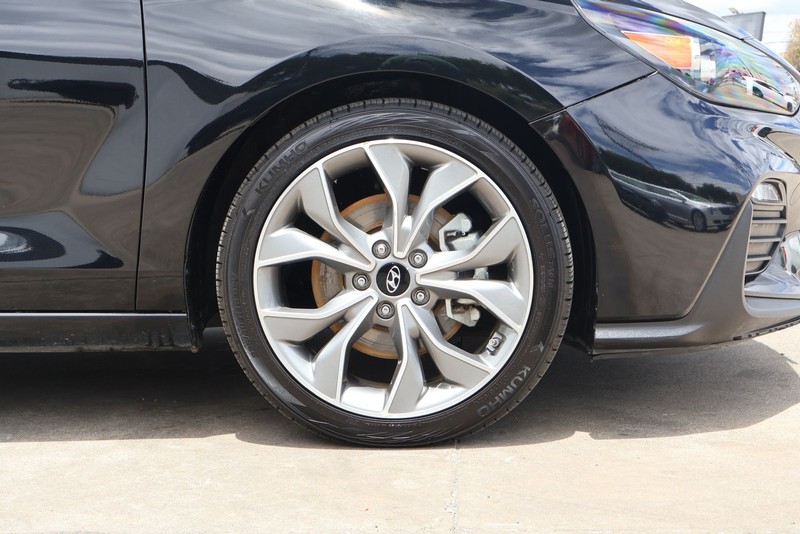 Hyundai Elantra GT Vehicle Full-screen Gallery Image 13