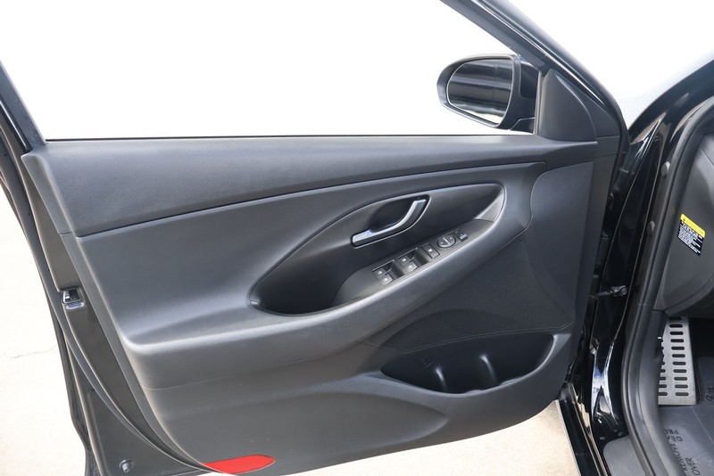 Hyundai Elantra GT Vehicle Full-screen Gallery Image 14