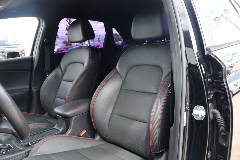 Hyundai Elantra GT Vehicle Full-screen Gallery Image 16