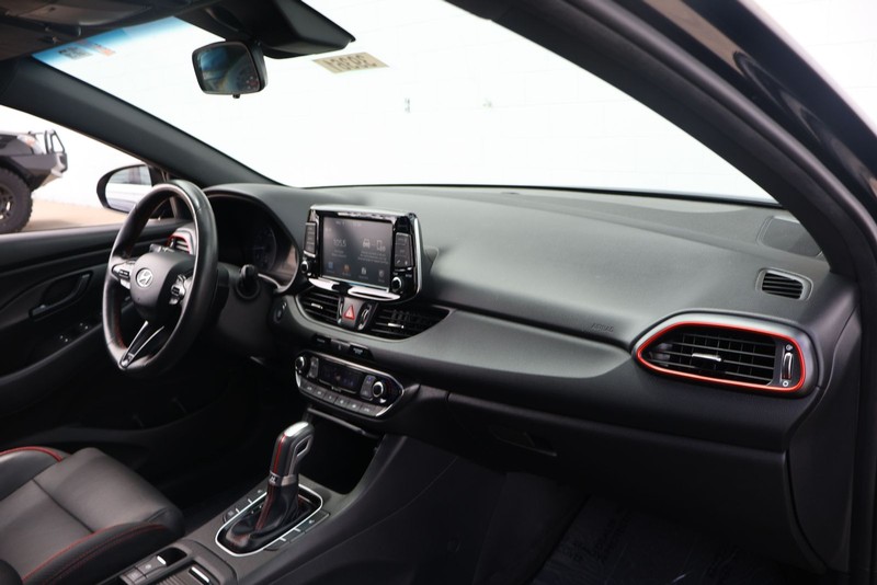 Hyundai Elantra GT Vehicle Full-screen Gallery Image 18