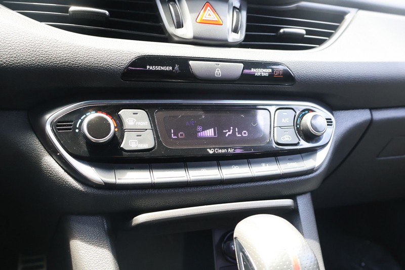 Hyundai Elantra GT Vehicle Full-screen Gallery Image 29