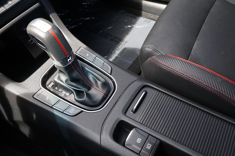 Hyundai Elantra GT Vehicle Full-screen Gallery Image 30