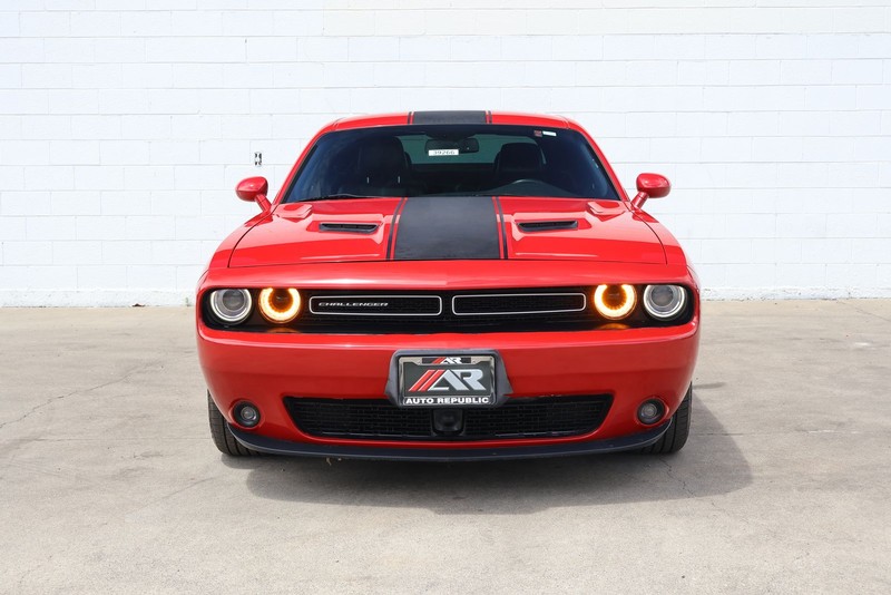 Dodge Challenger Vehicle Full-screen Gallery Image 02