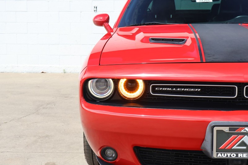 Dodge Challenger Vehicle Full-screen Gallery Image 03