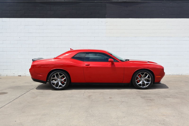 Dodge Challenger Vehicle Full-screen Gallery Image 04