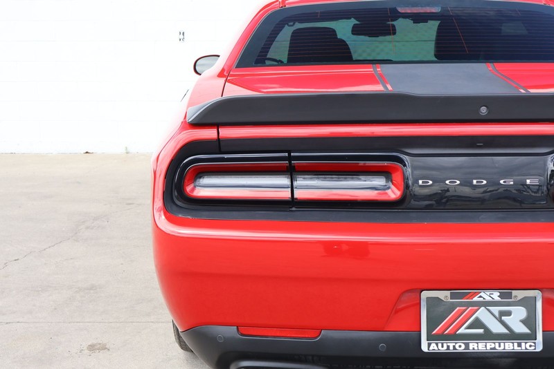 Dodge Challenger Vehicle Full-screen Gallery Image 07