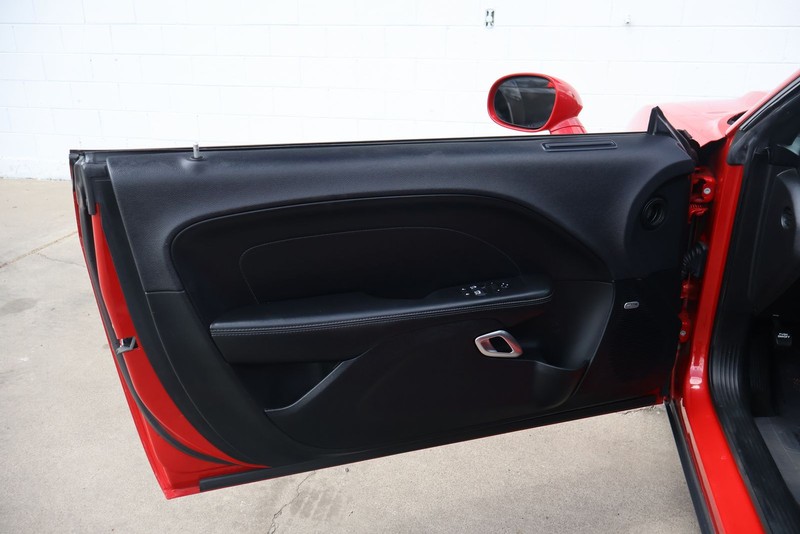 Dodge Challenger Vehicle Full-screen Gallery Image 14