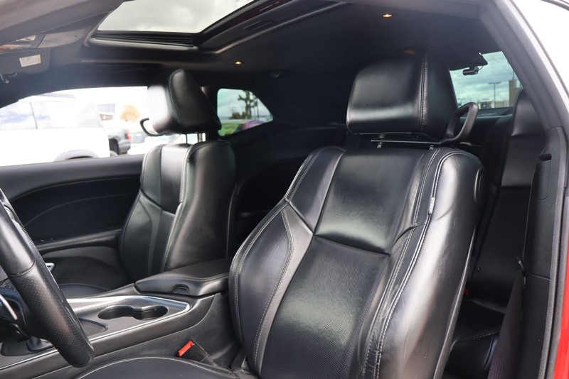 Dodge Challenger Vehicle Full-screen Gallery Image 16