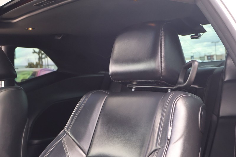 Dodge Challenger Vehicle Full-screen Gallery Image 17