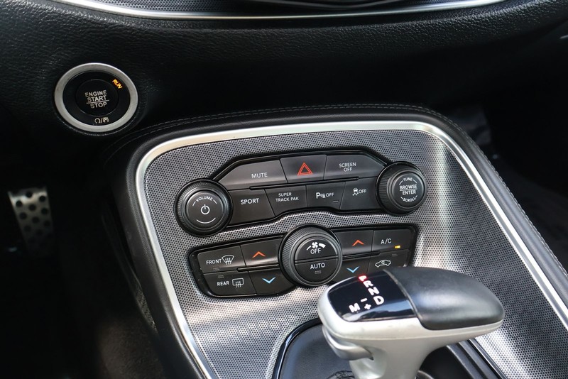 Dodge Challenger Vehicle Full-screen Gallery Image 28