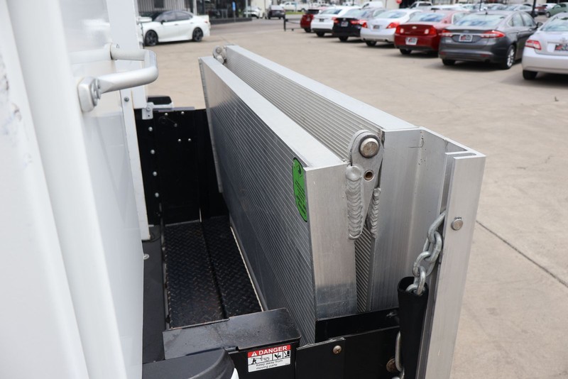 Ford F-150 Vehicle Full-screen Gallery Image 09