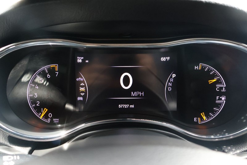 Jeep Grand Cherokee Vehicle Full-screen Gallery Image 24