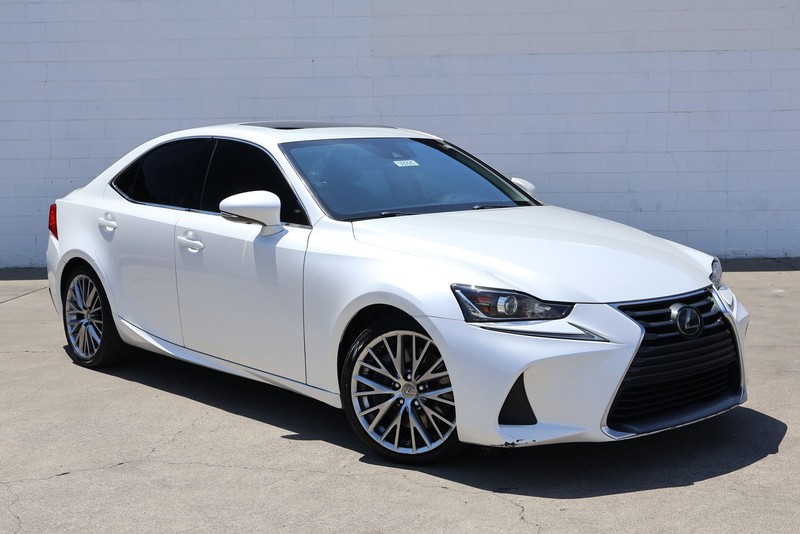 Lexus IS Vehicle Full-screen Gallery Image 01
