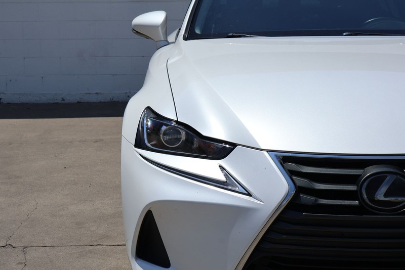 Lexus IS Vehicle Full-screen Gallery Image 03