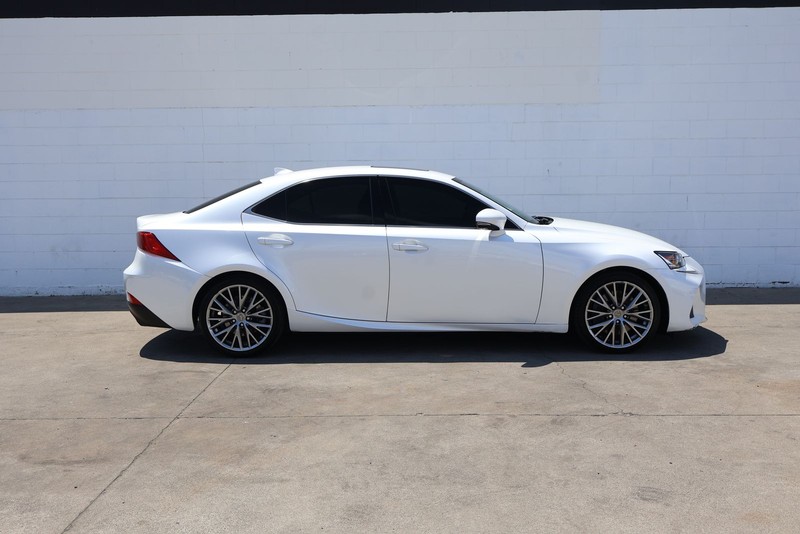 Lexus IS Vehicle Full-screen Gallery Image 04