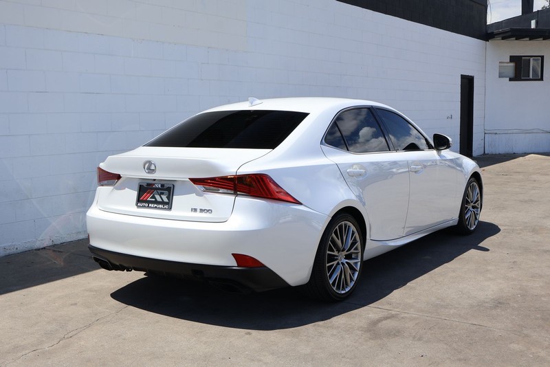 Lexus IS Vehicle Full-screen Gallery Image 05