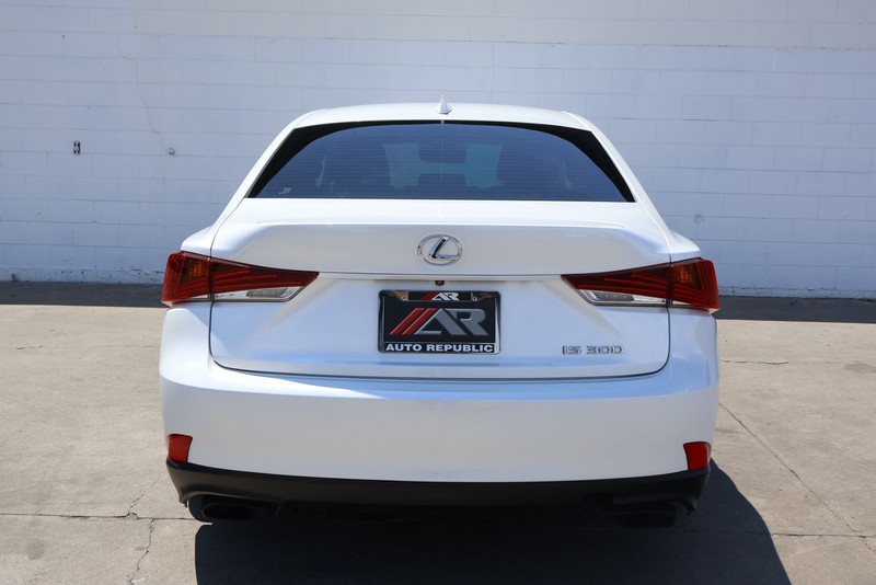 Lexus IS Vehicle Full-screen Gallery Image 06
