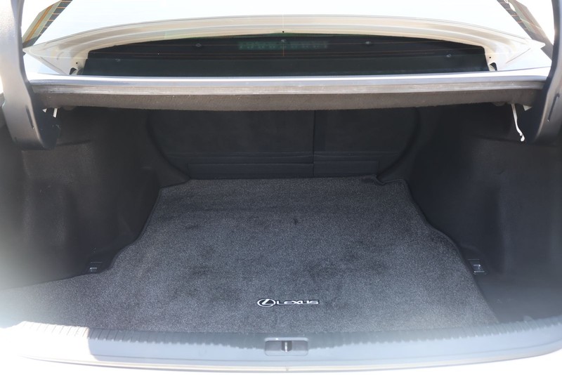 Lexus IS Vehicle Full-screen Gallery Image 08