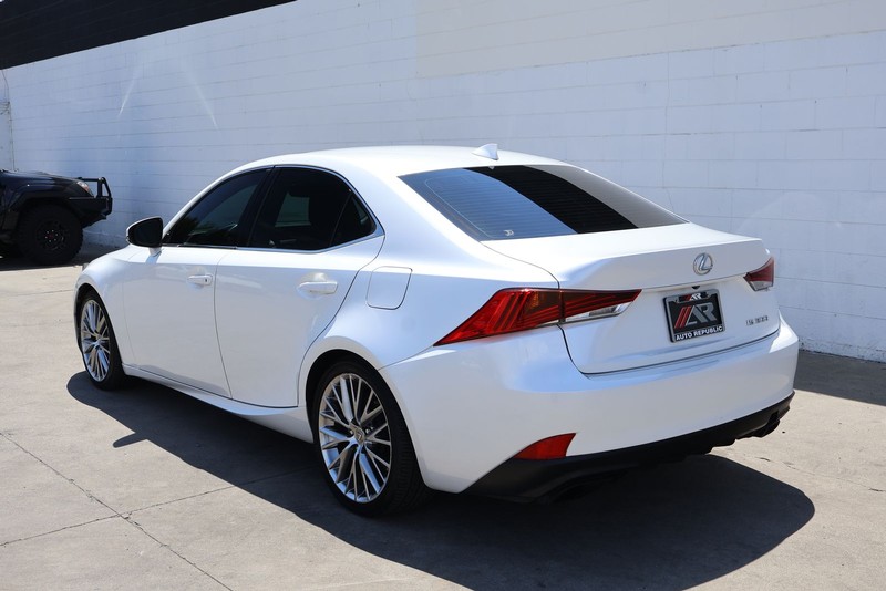 Lexus IS Vehicle Full-screen Gallery Image 09