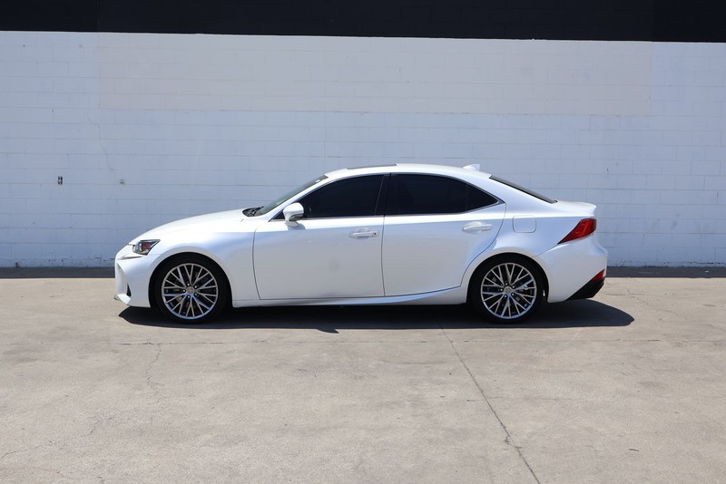 Lexus IS Vehicle Full-screen Gallery Image 10