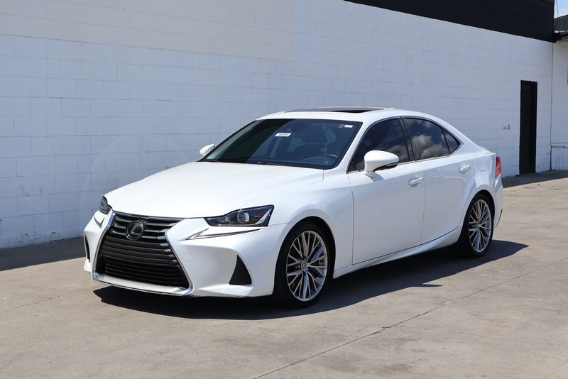 Lexus IS Vehicle Full-screen Gallery Image 11