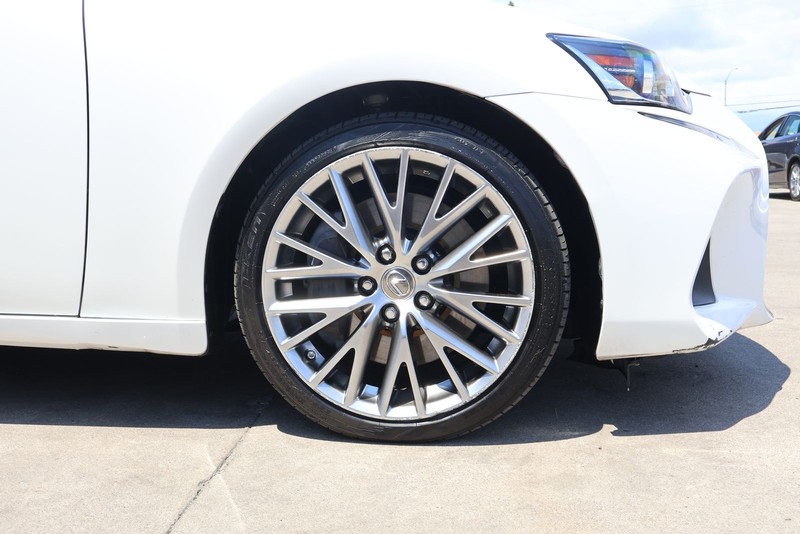 Lexus IS Vehicle Full-screen Gallery Image 13