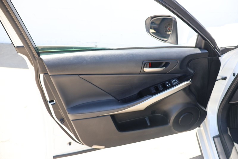 Lexus IS Vehicle Full-screen Gallery Image 14