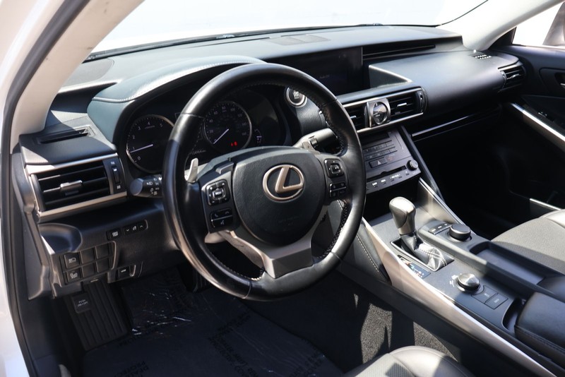 Lexus IS Vehicle Full-screen Gallery Image 15