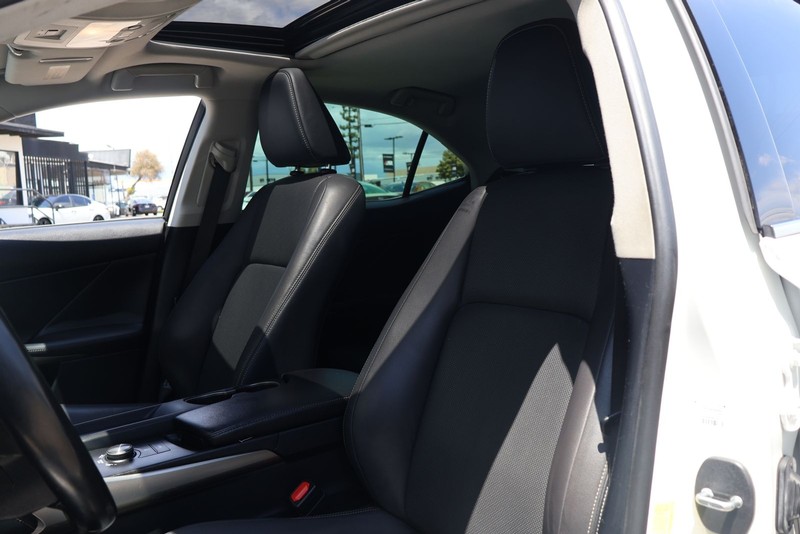 Lexus IS Vehicle Full-screen Gallery Image 16