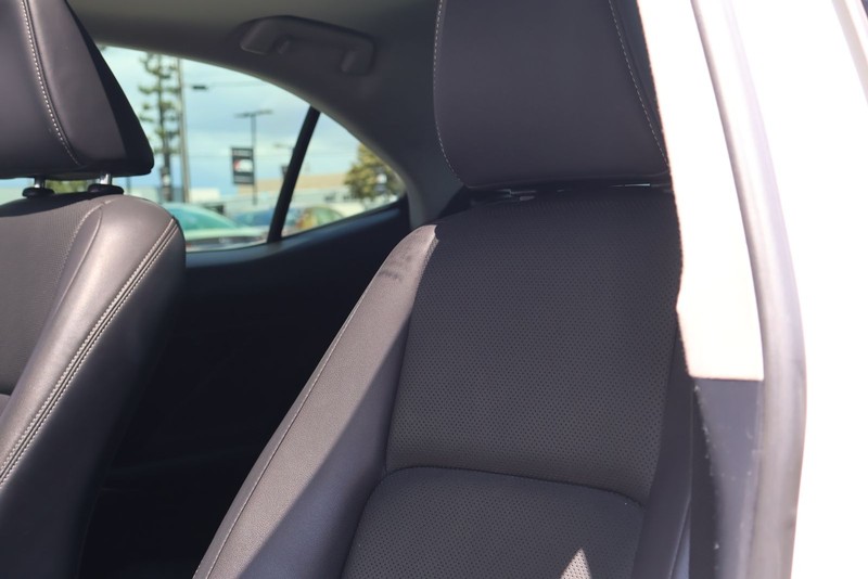 Lexus IS Vehicle Full-screen Gallery Image 17