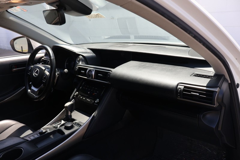 Lexus IS Vehicle Full-screen Gallery Image 18