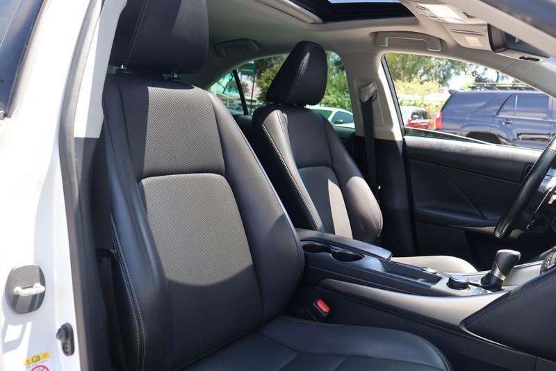 Lexus IS Vehicle Full-screen Gallery Image 19
